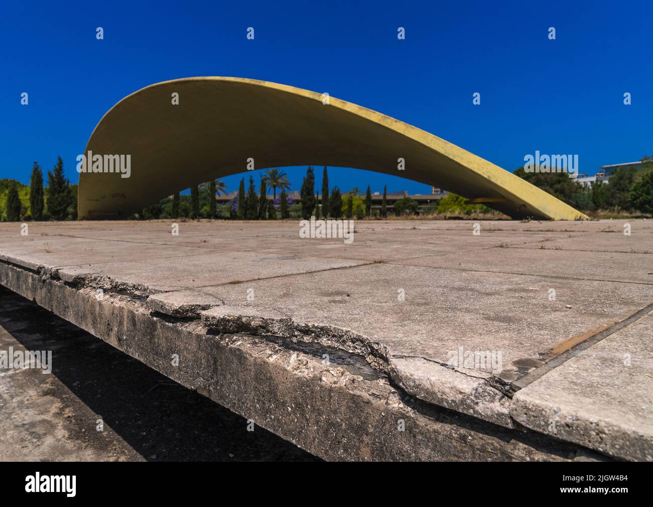 Struttura rotta in Rashid Karami Fiera Internazionale di Oscar Niemeyer, Governatorato del Nord, Tripoli, Libano Foto Stock