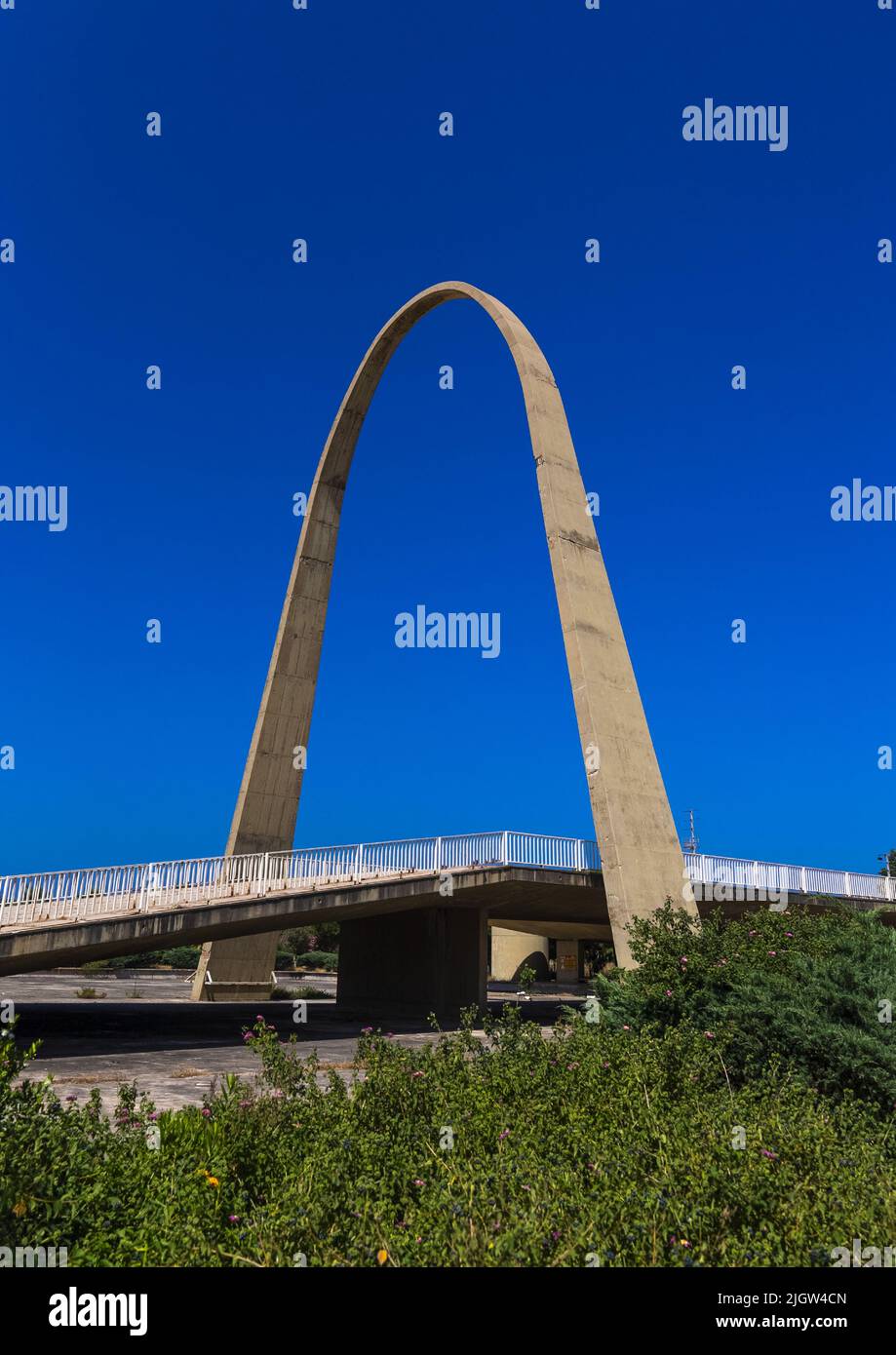 Arch in Rashid Karami Fiera Internazionale progettato da Oscar Niemeyer, governatorato del Nord, Tripoli, Libano Foto Stock