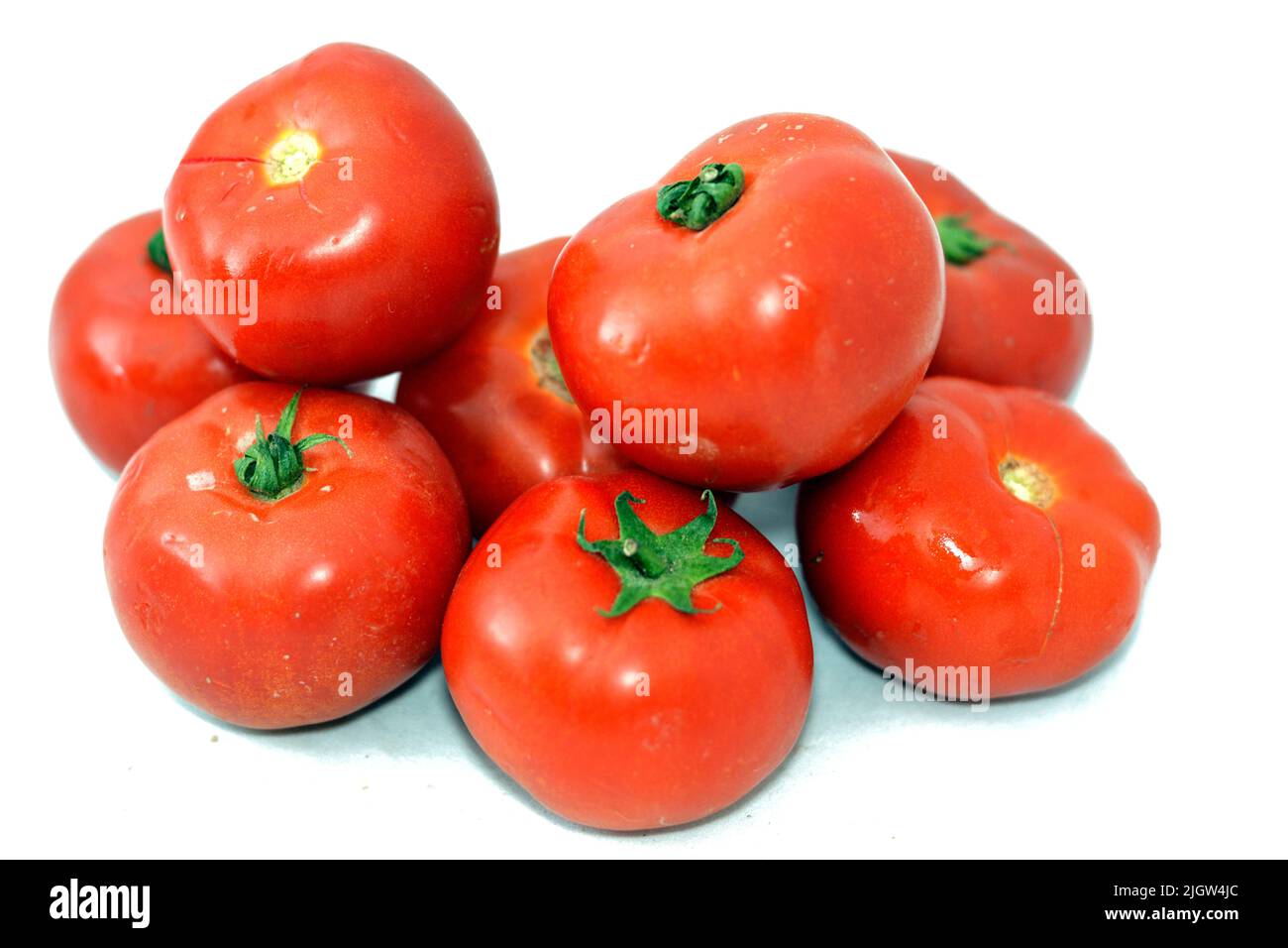 Mucchio di pomodori rossi freschi verdure isolate su sfondo bianco, fuoco selettivo di pomodoro fresco biologico crudo, cibo sano verdura agricola conce Foto Stock