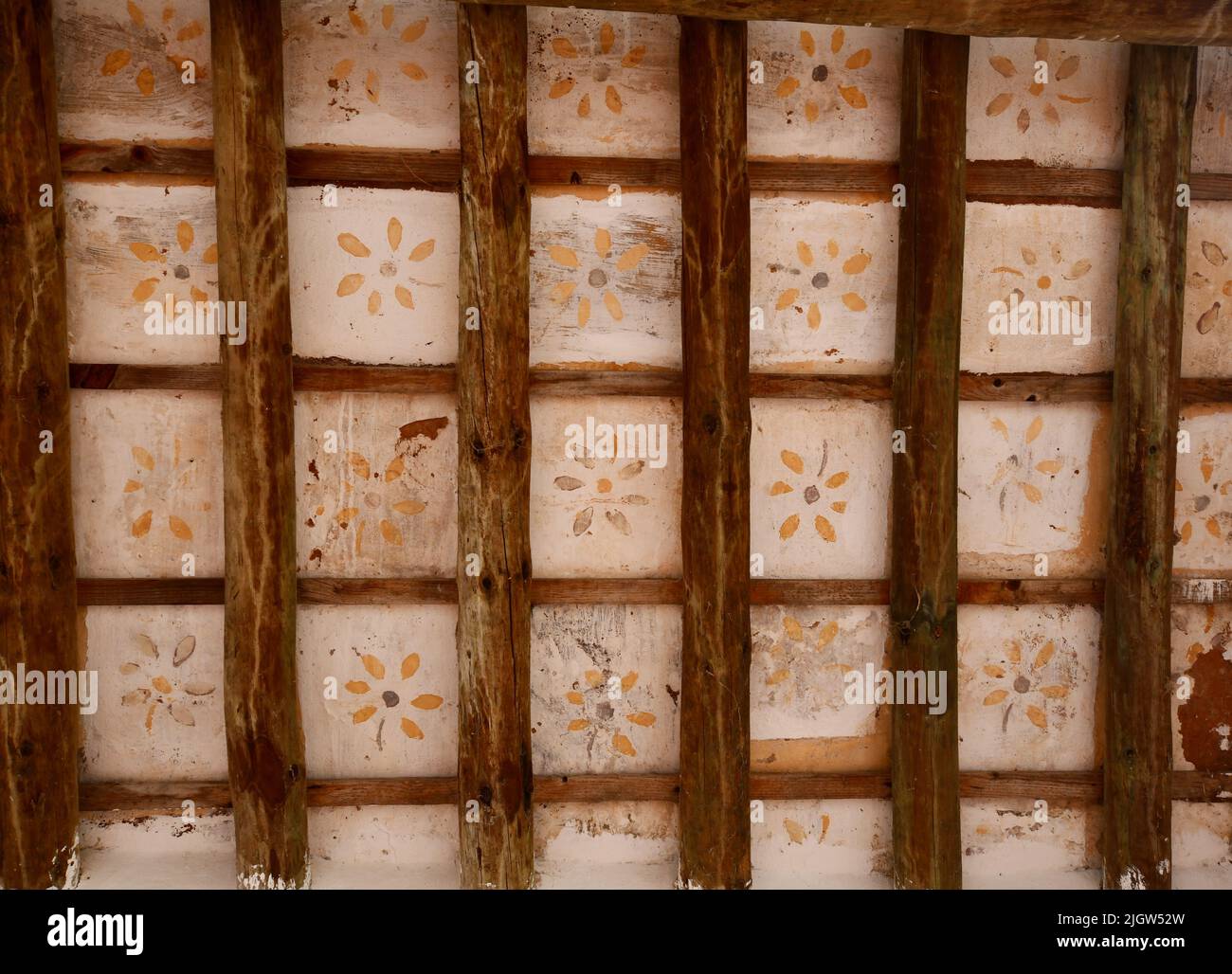 Soffitto a pannelli in legno e con disegni di fiori in giallo Foto Stock