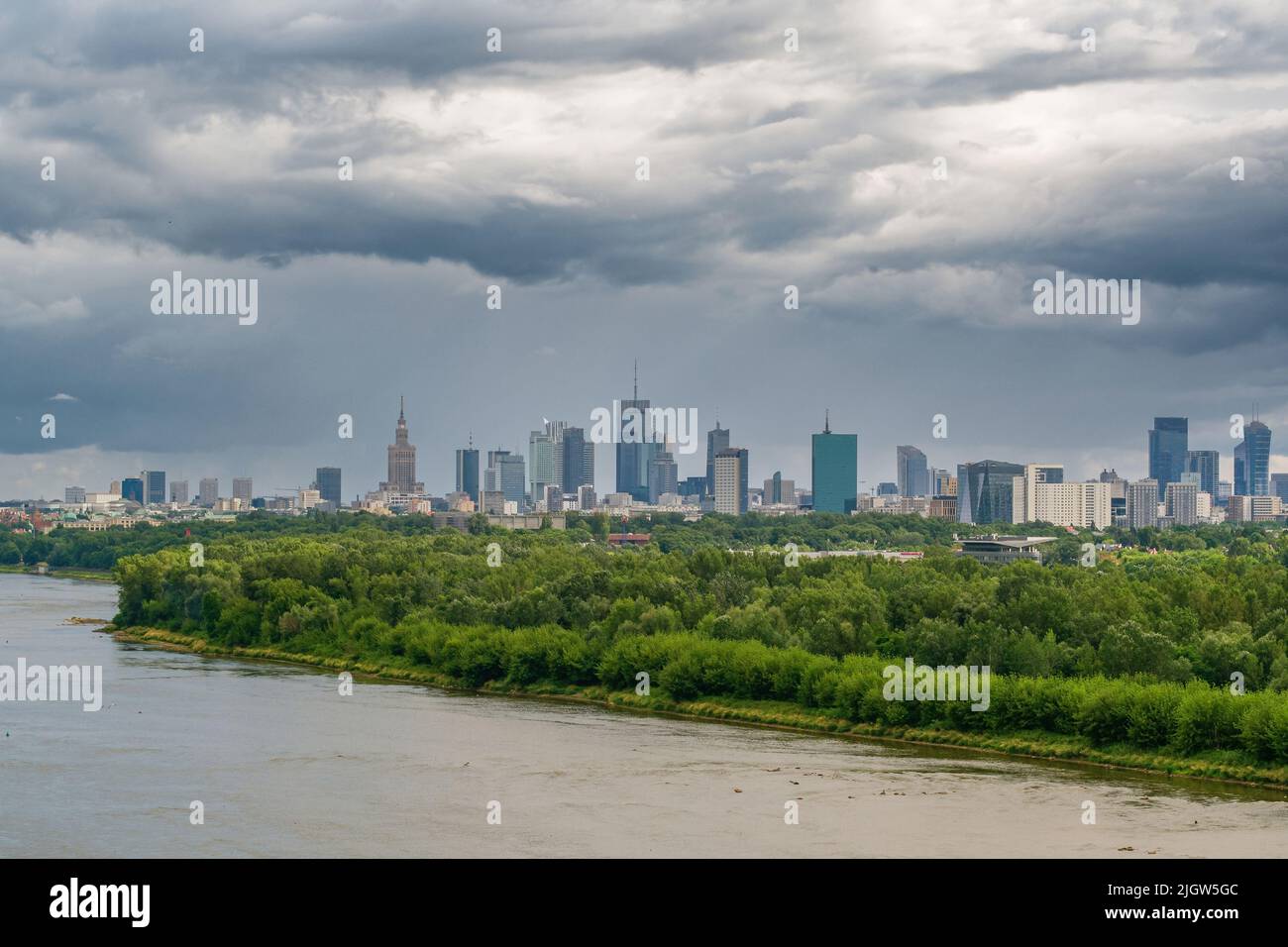 Moody cielo sopra lo skyline distante del centro della città di Varsavia e il paesaggio aereo del fiume Vistula Foto Stock