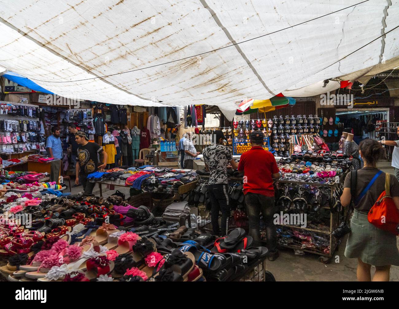 Mercato dell'abbigliamento nel vecchio souk, Governatorato del Nord, Tripoli, Libano Foto Stock