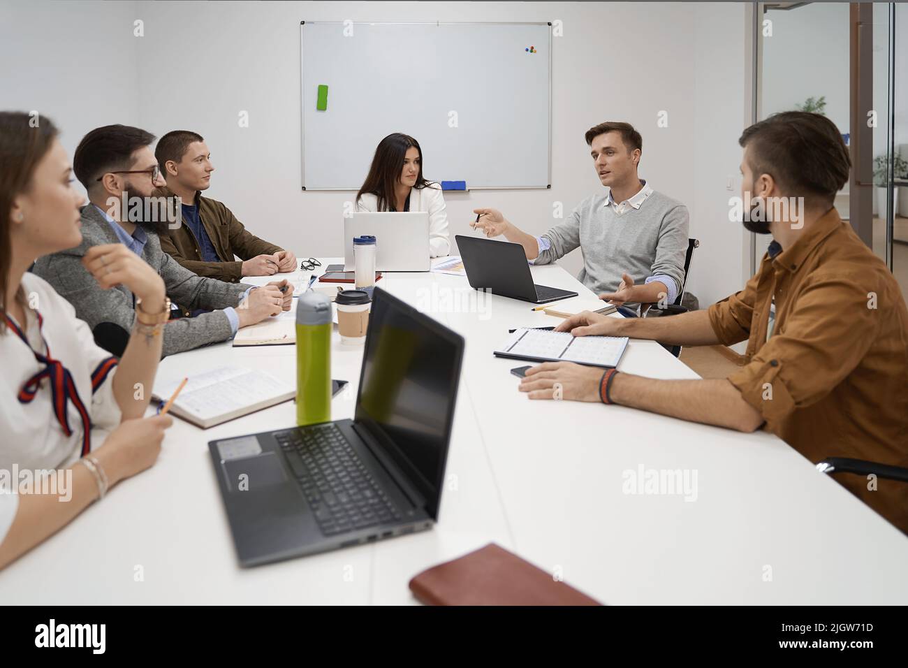 Prendere grandi decisioni. Il team e il manager discutono durante la riunione nell'ufficio IT Foto Stock