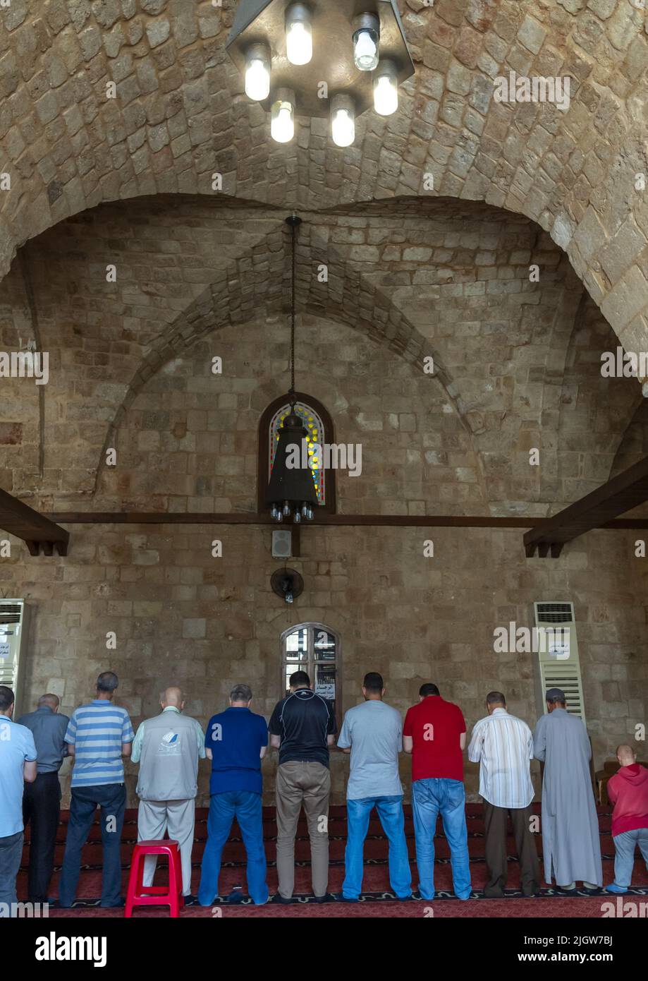 Uomini che pregano all'interno della moschea di al Mansouri al Kabir, Governatorato del Nord, Tripoli, Libano Foto Stock