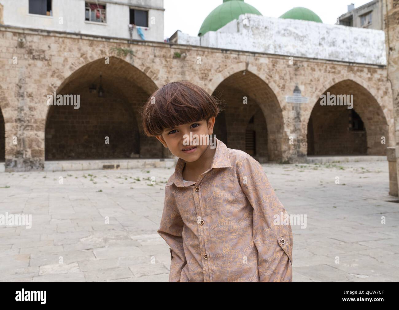 Ragazzo nel cortile della moschea di al Mansouri al Kabir, Governatorato del Nord, Tripoli, Libano Foto Stock