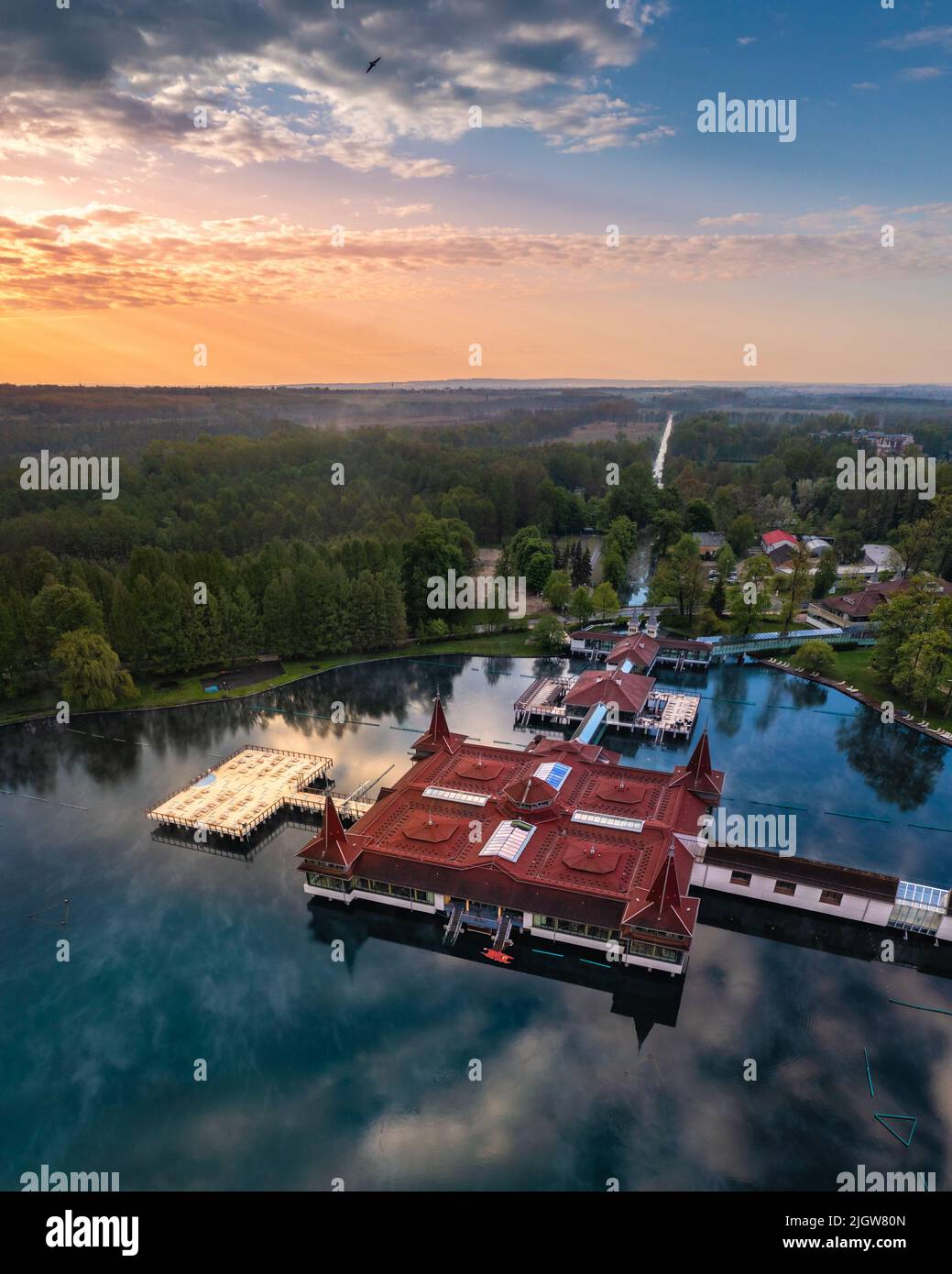 Heviz, Ungheria - veduta aerea del Lago di Heviz all'alba, il secondo lago termale più grande del mondo e la destinazione di villeggiatura termale nella contea di Zala in estate-ti Foto Stock