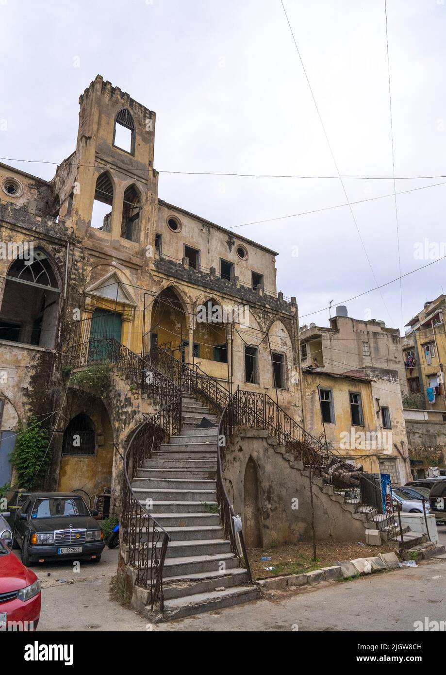 Vecchia casa libanese abbandonata tradizionale, governatorato del Nord, Tripoli, Libano Foto Stock