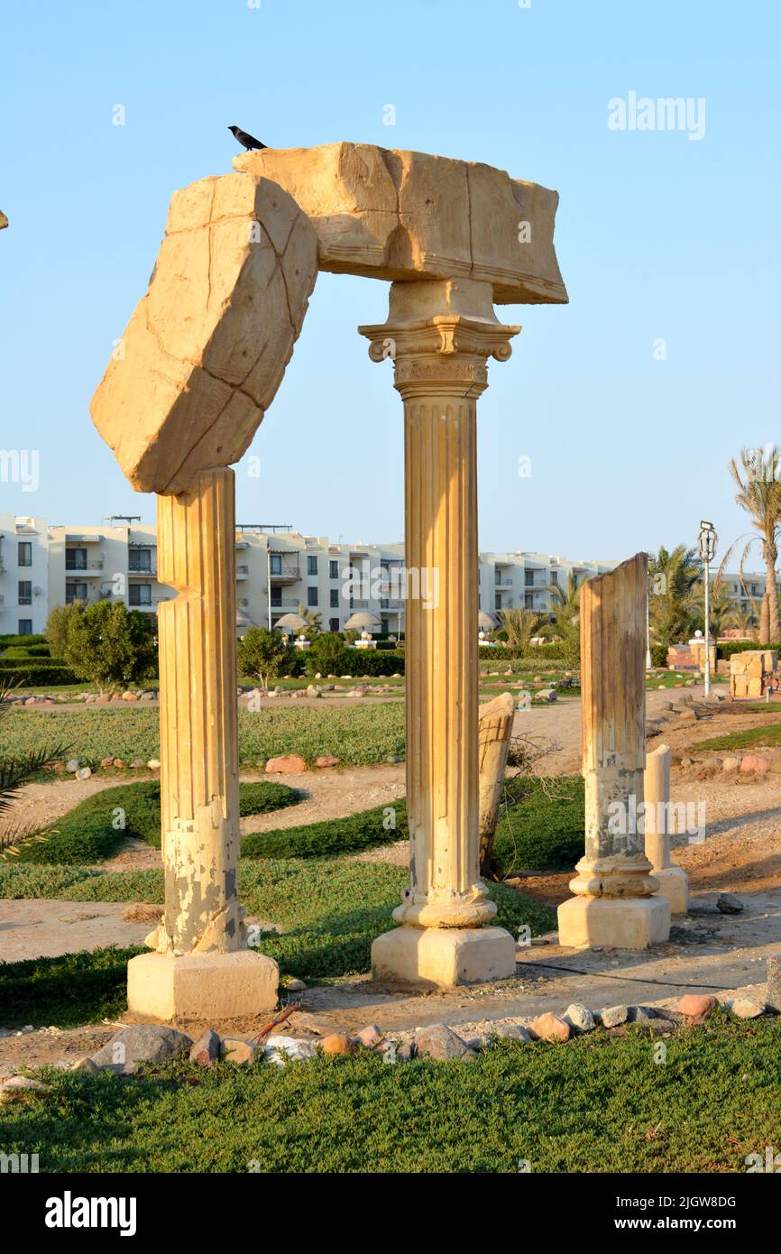 Collezione di antiche colonne greche rovine decorazione, un paesaggio di pezzi di colonne e edifici di porte e resti di vecchia civiltà vicino Foto Stock