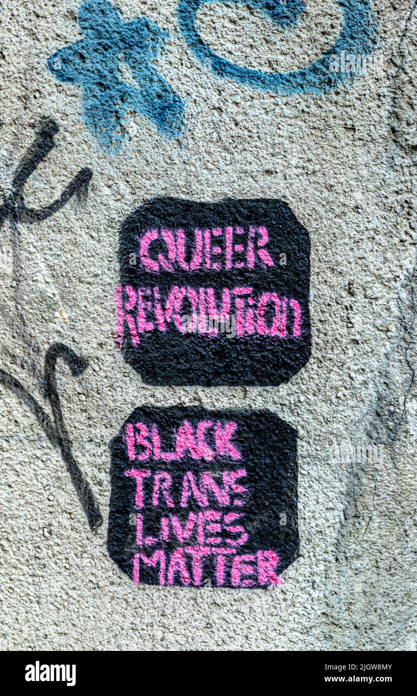 Graffiti a stencil "queer revolution" e "black trans lives Matter" dipinti su un muro a Vilhonvuorenkuja, Helsinki, Finlandia. Foto Stock
