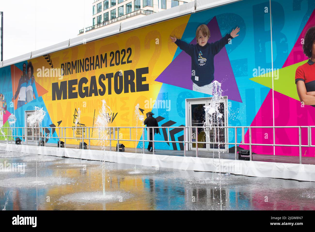 La città di Birmingham si prepara per i Giochi del Commonwealth di Birmingham 2022 dando al centro della città un makeover colorato nel tempo Foto Stock