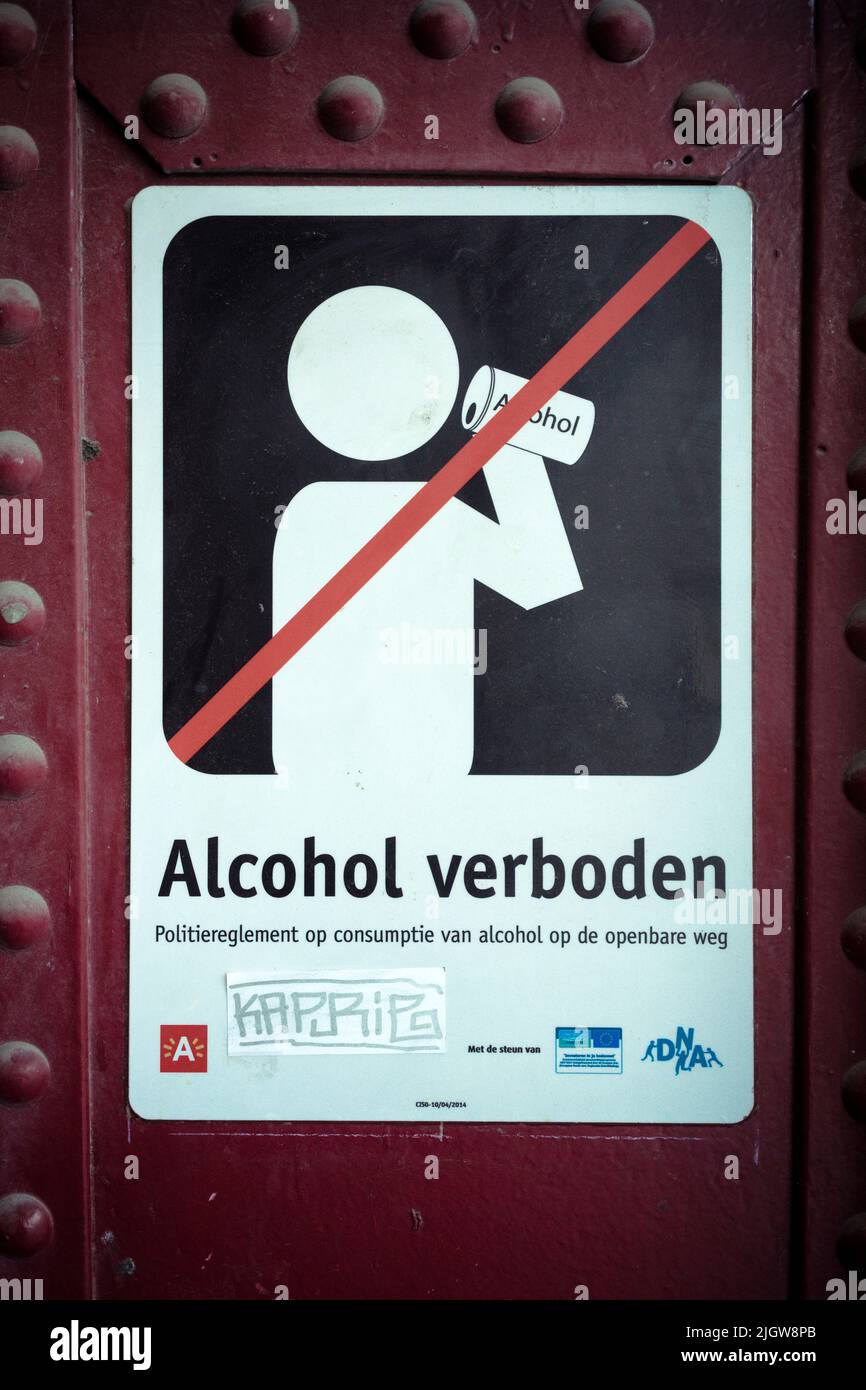 Cartello di divieto di alcool alla stazione di Anversa Foto Stock