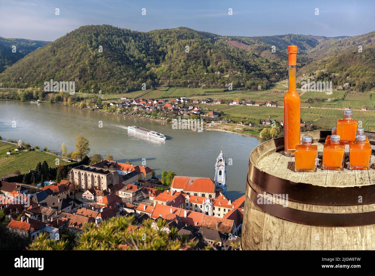 Villaggio di Dürnstein con bevande alle albicocche in barile durante la primavera a Wachau, Austria Foto Stock