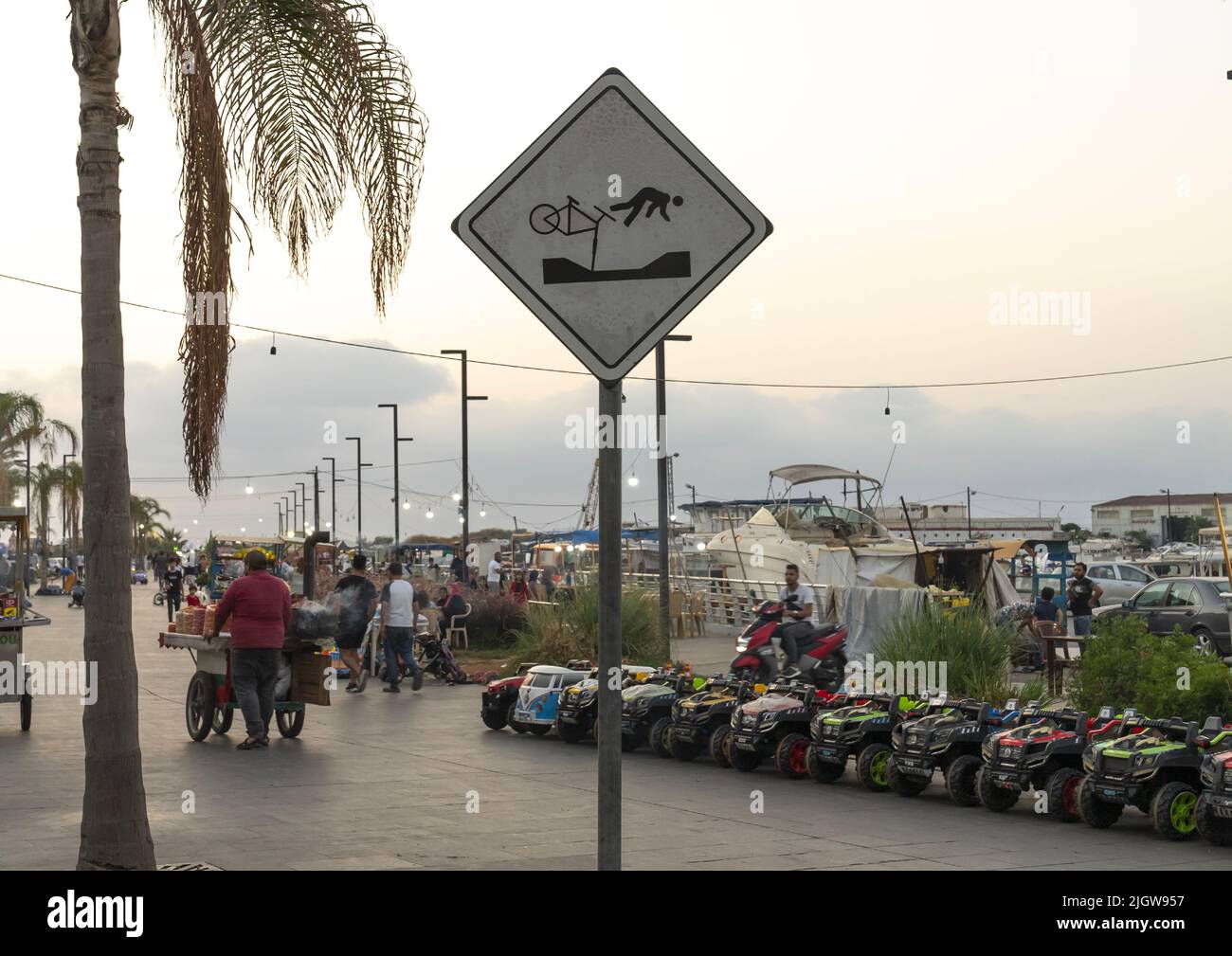 Cartello segnaletico di rischio di caduta in bicicletta, Governatorato del Nord, Tripoli, Libano Foto Stock