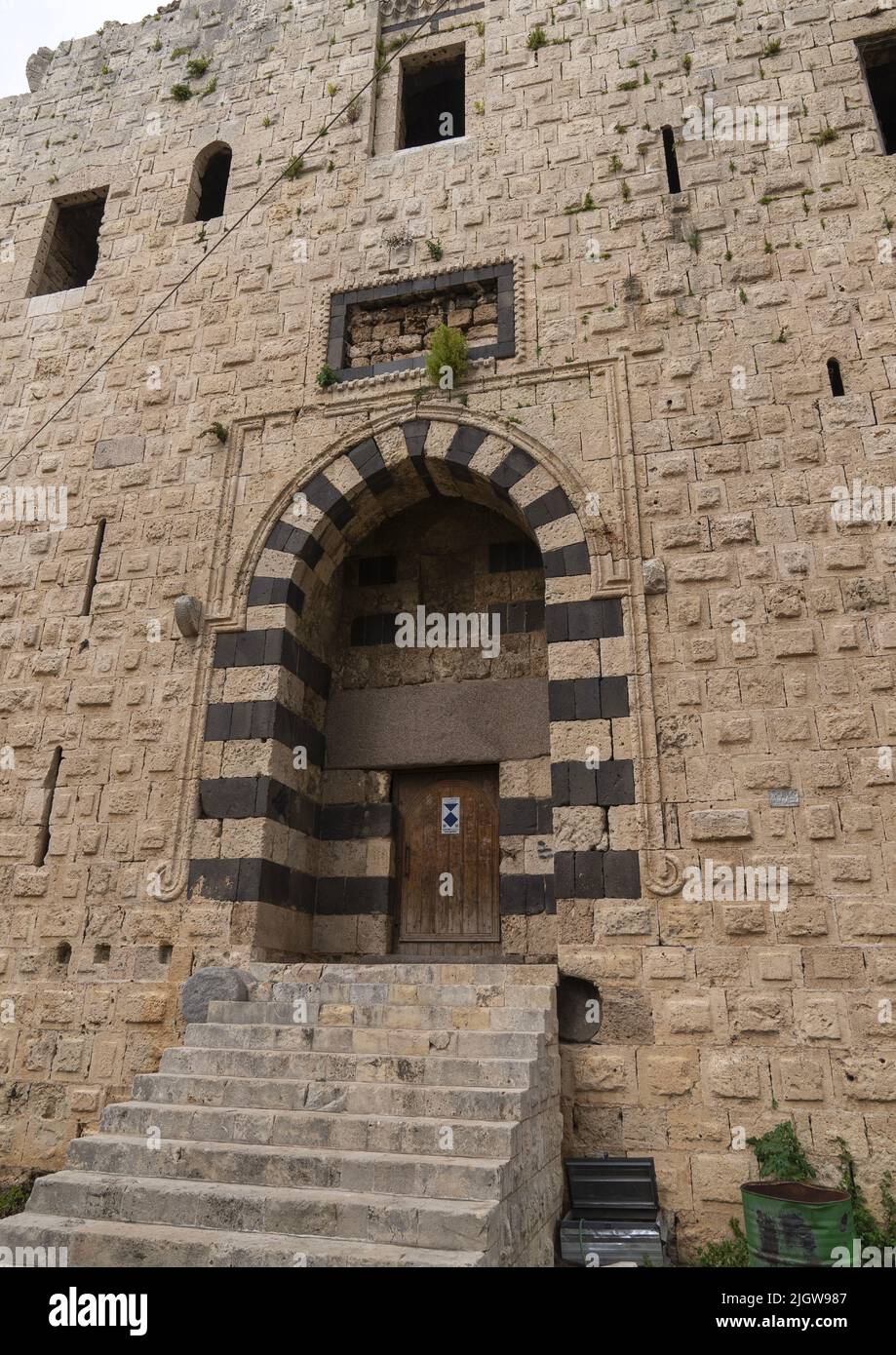 Portico della Torre del Leone adornato con strisce di pietre di cenere bianche e nere, Governatorato del Nord, Tripoli, Libano Foto Stock