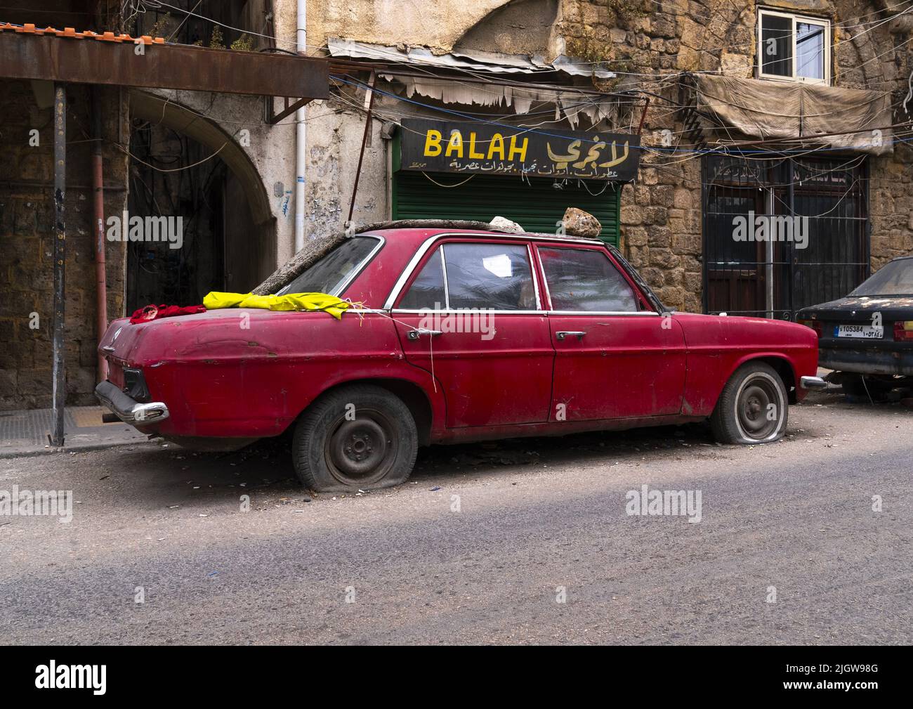 Abbandonata auto rossa in strada, Governatorato Nord, Tripoli, Libano Foto Stock