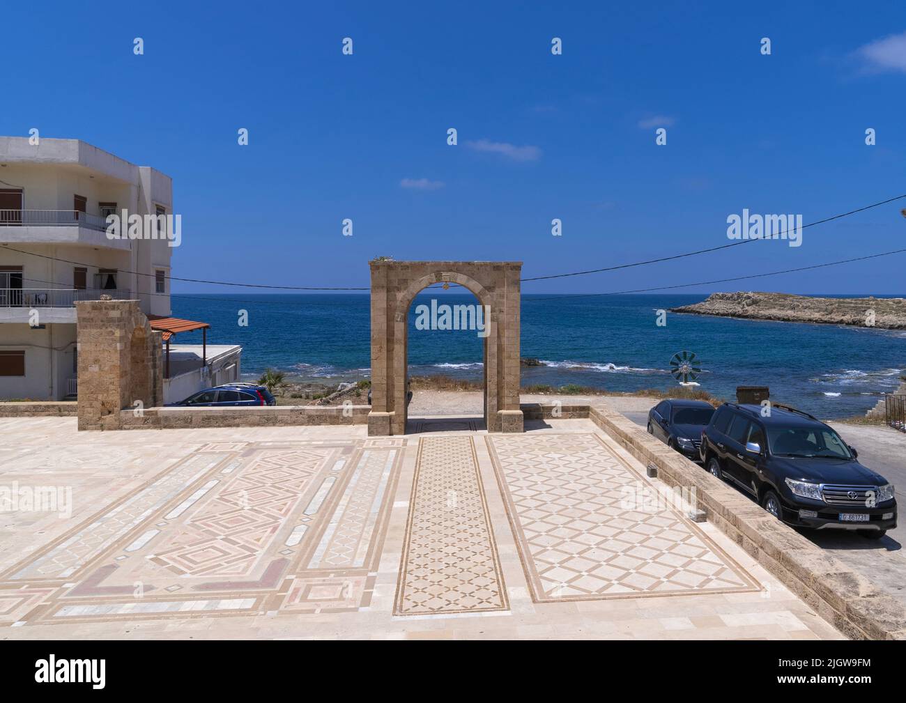 OLS porta di pietra di fronte al mare, Governatorato del Nord, Anfeh, Libano Foto Stock