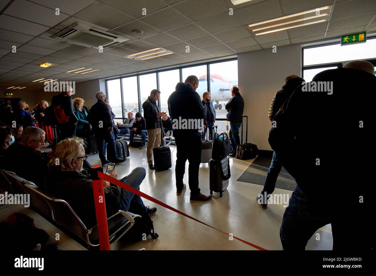 sezione di imbarco veloce dei passeggeri easyjet in attesa della partenza del volo aereo all'aeroporto internazionale di belfast nel regno unito Foto Stock