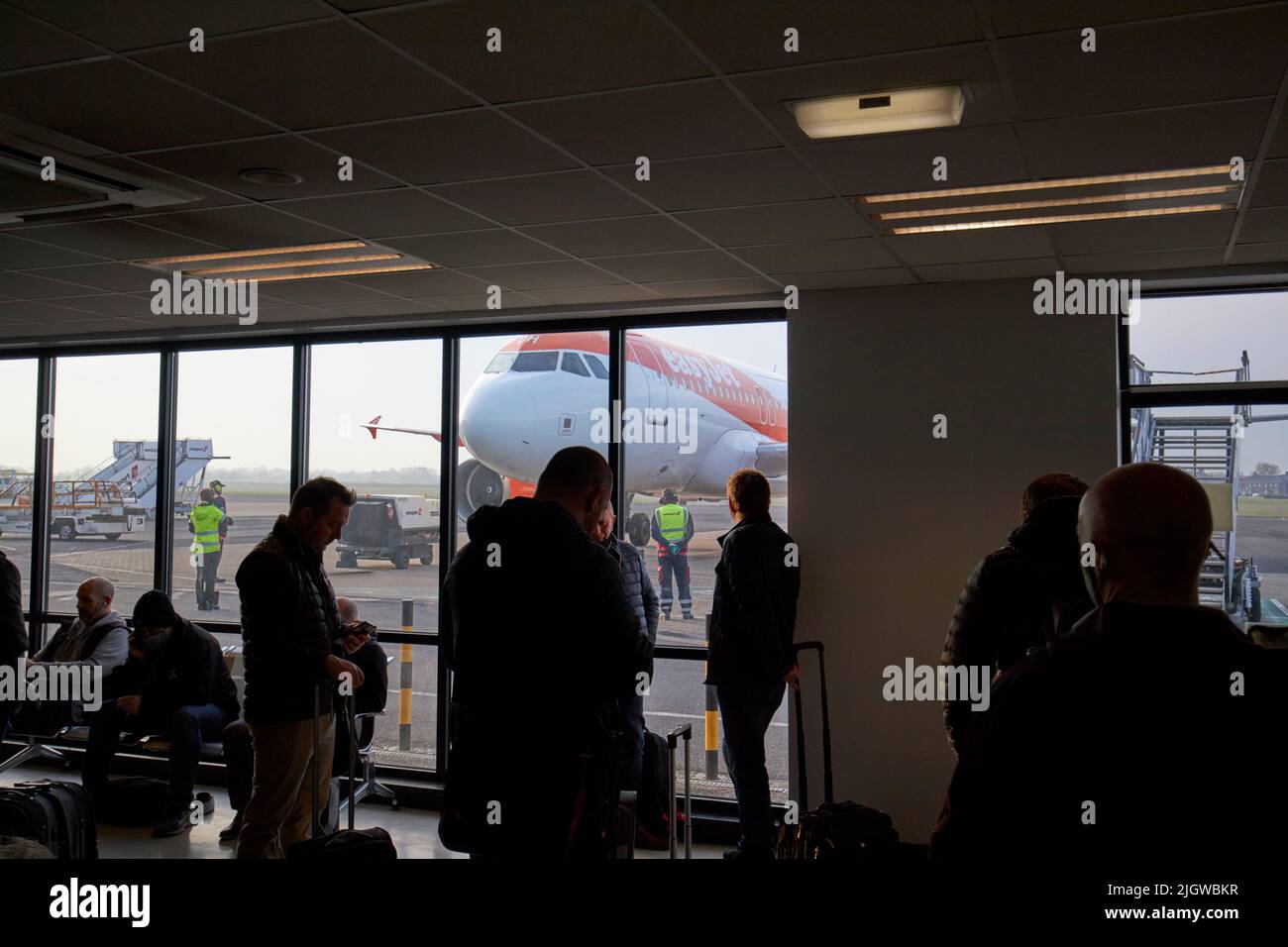 passeggeri easyjet in attesa della partenza del volo aereo all'aeroporto internazionale di belfast nel regno unito Foto Stock