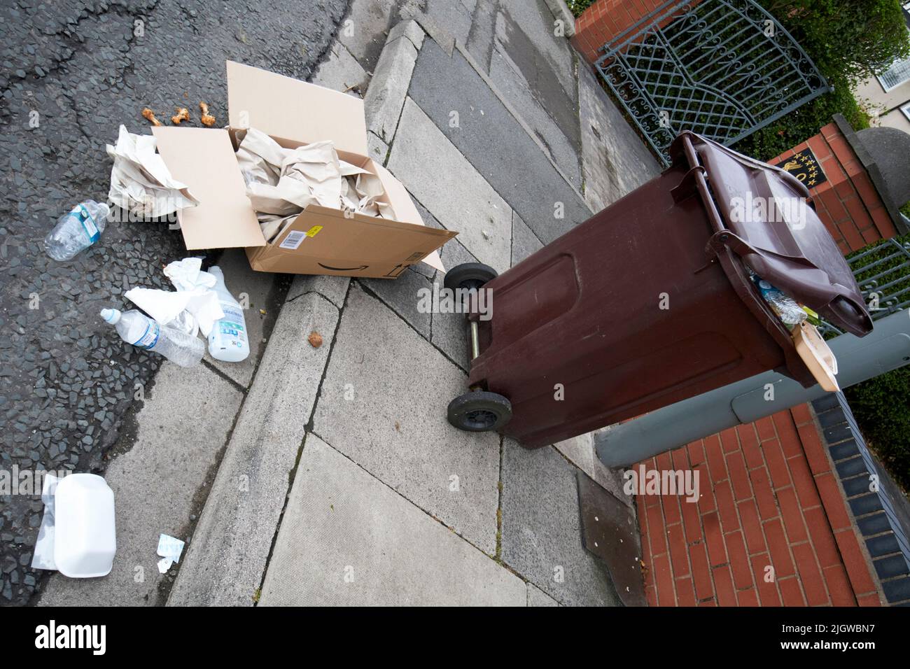riciclabili sparsi lungo la lettiera del marciapiede nel regno unito Foto Stock