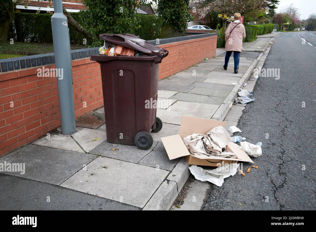 riciclabili sparsi lungo la lettiera del marciapiede nel regno unito Foto Stock