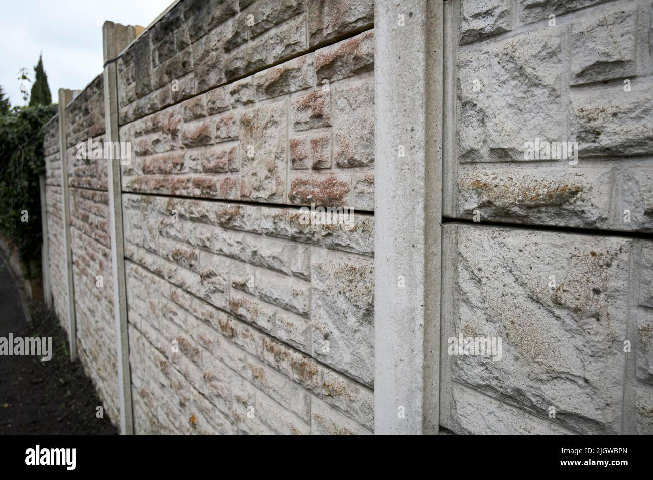 Pannello di recinzione in calcestruzzo immagini e fotografie stock ad alta  risoluzione - Alamy