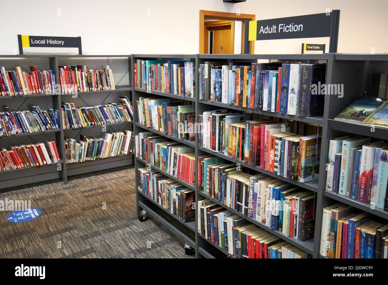 Narrativa per adulti e sezioni di storia locale della Biblioteca Centrale di Liverpool merseyside inghilterra uk Foto Stock