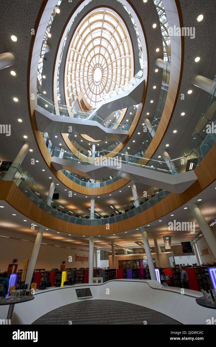 Interno dell'atrio centrale della Biblioteca Centrale di Liverpool merseyside inghilterra uk Foto Stock
