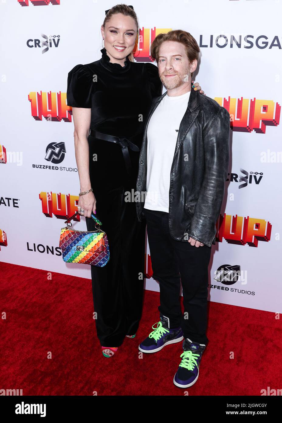 Hollywood, Stati Uniti. 12th luglio 2022. HOLLYWOOD, LOS ANGELES, CALIFORNIA, USA - 12 LUGLIO: L'attrice americana Clare Grant e l'attore marito/americano Seth Green arrivano al Los Angeles Premiere di Lionsgate '1Up' tenuto presso i TCL Chinese 6 Theatres il 12 luglio 2022 a Hollywood, Los Angeles, California, Stati Uniti. (Foto di Xavier Collin/Image Press Agency) Credit: Image Press Agency/Alamy Live News Foto Stock