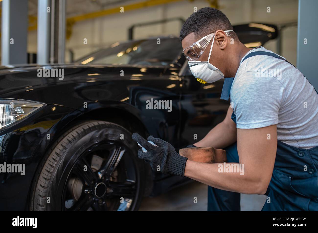 Un'auto con esperienza nel recupero dello sheen degli pneumatici Foto Stock