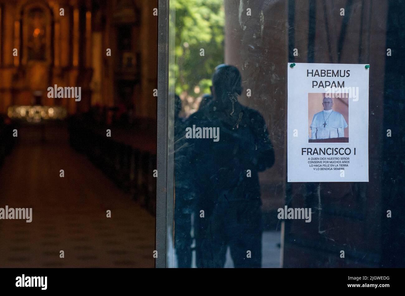 L'ingresso della Cattedrale Metropolitana di Buenos Aires durante i giorni in cui l'Arcivescovo Jorge Bergoglio divenne Papa Francesco I. Foto Stock