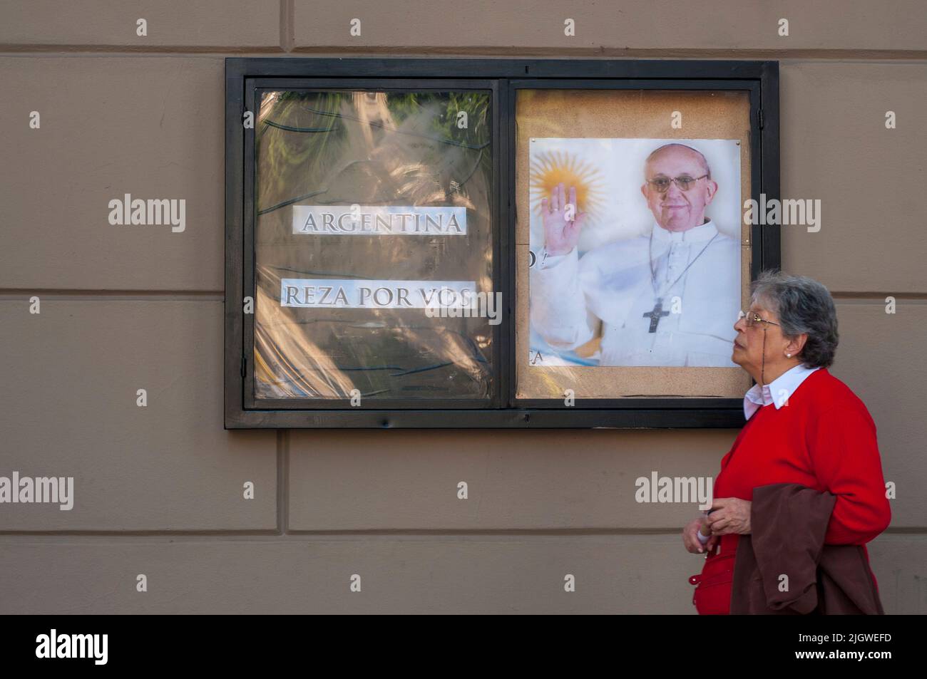 Una donna caucasica adulta all'ingresso della Cattedrale Metropolitana di Buenos Aires durante i giorni in cui l'Arcivescovo Jorge Bergoglio divenne Papa Francesco I. Foto Stock