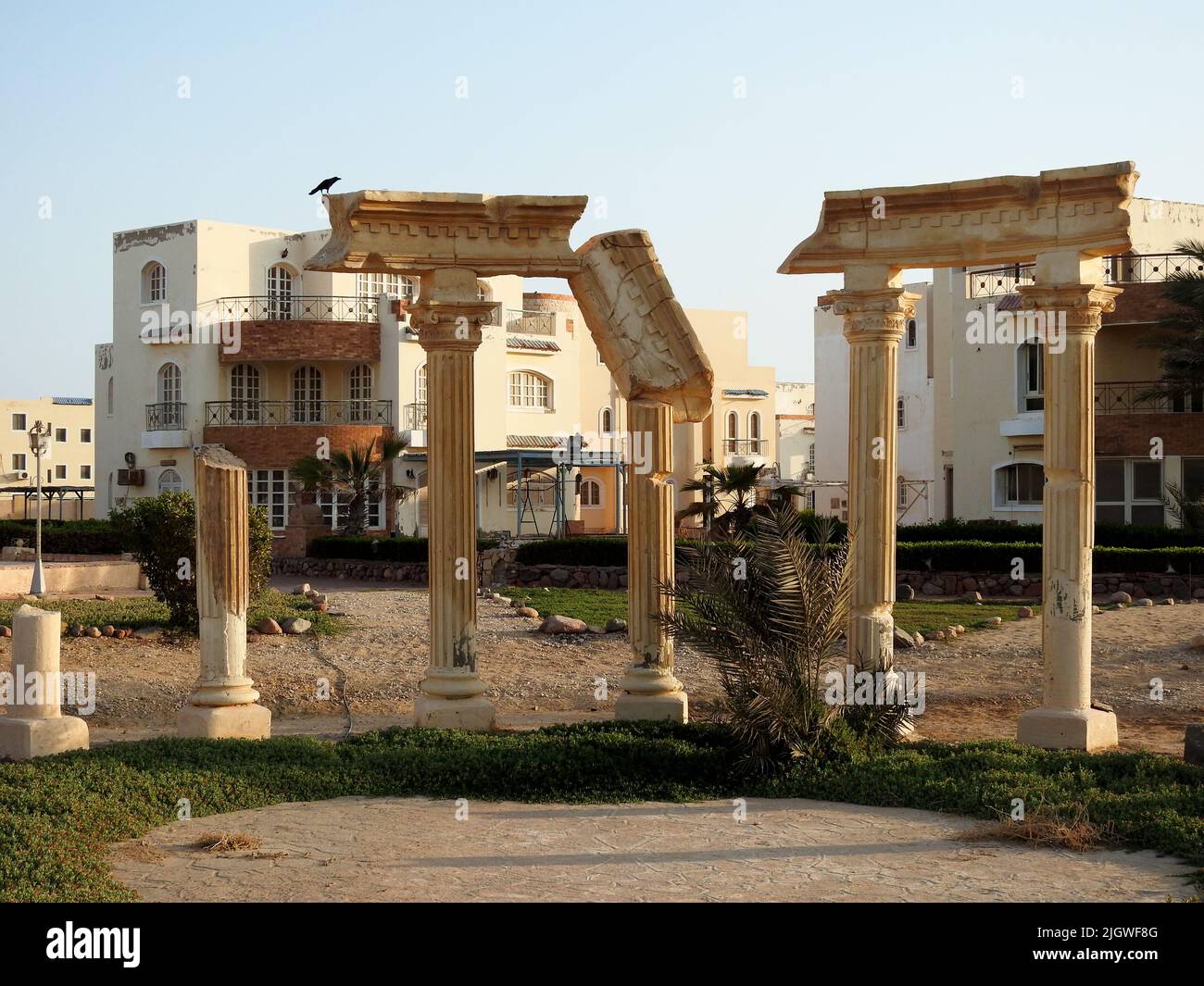 Collezione di antiche colonne greche rovine decorazione, un paesaggio di pezzi di colonne e edifici di porte e resti di vecchia civiltà vicino Foto Stock