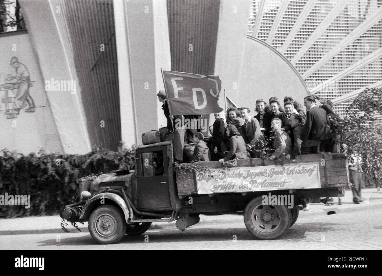 Ortsgruppe Brand-Erbisdorf auf einem LKW beim Pfingsttreffen der FDJ in Meissen, Deutschland 1947. Foto Stock