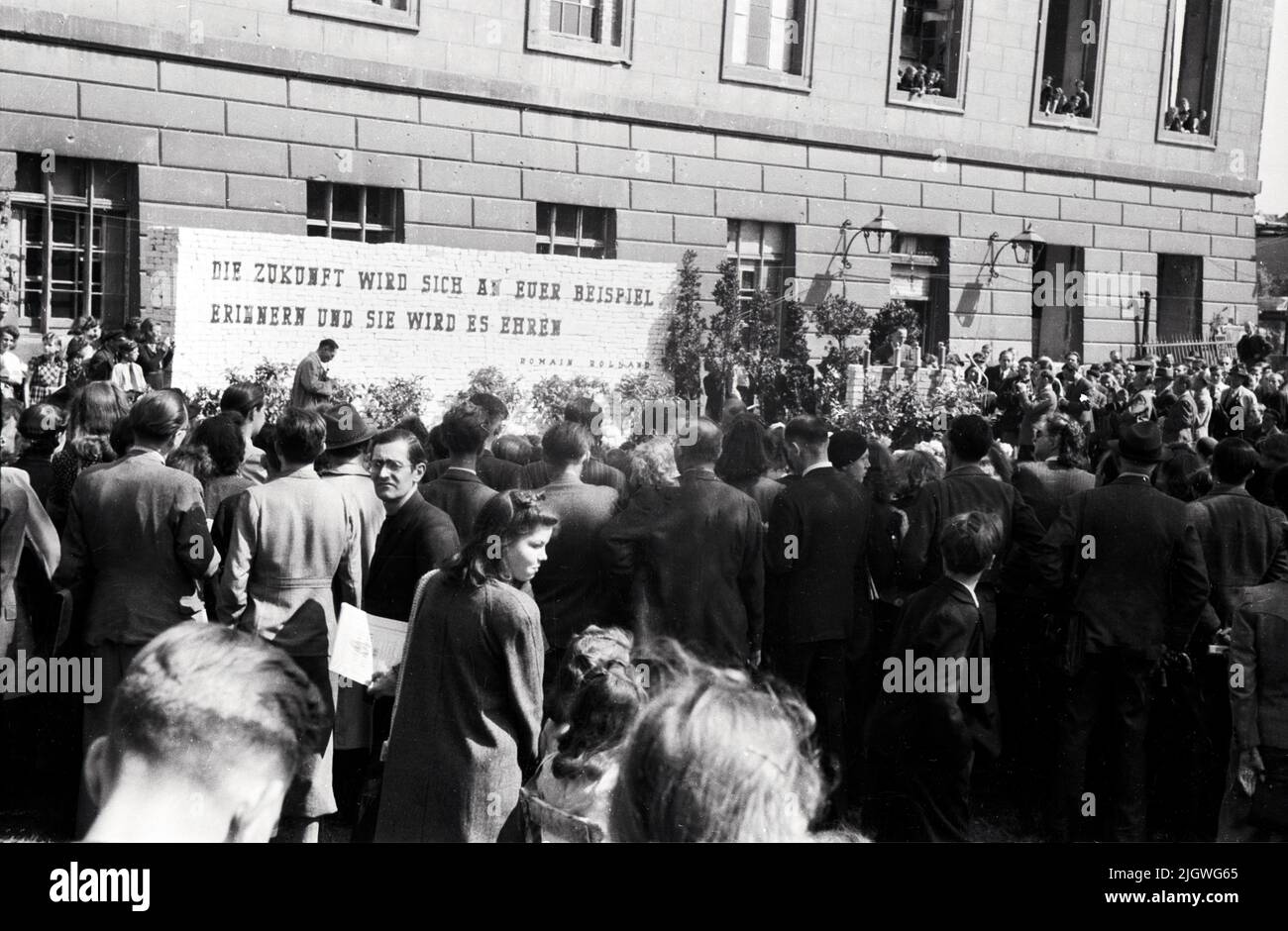 Menschenmenge auf einer Kundgebung zum Tag des freien Buches vor der Humboldt-Universität in Berlin, Deutschland 1947 - Zitat: Romain Rolland: Die Zukunft wird sich an euer Beispiel erinnern und sie wird es ehren Foto Stock