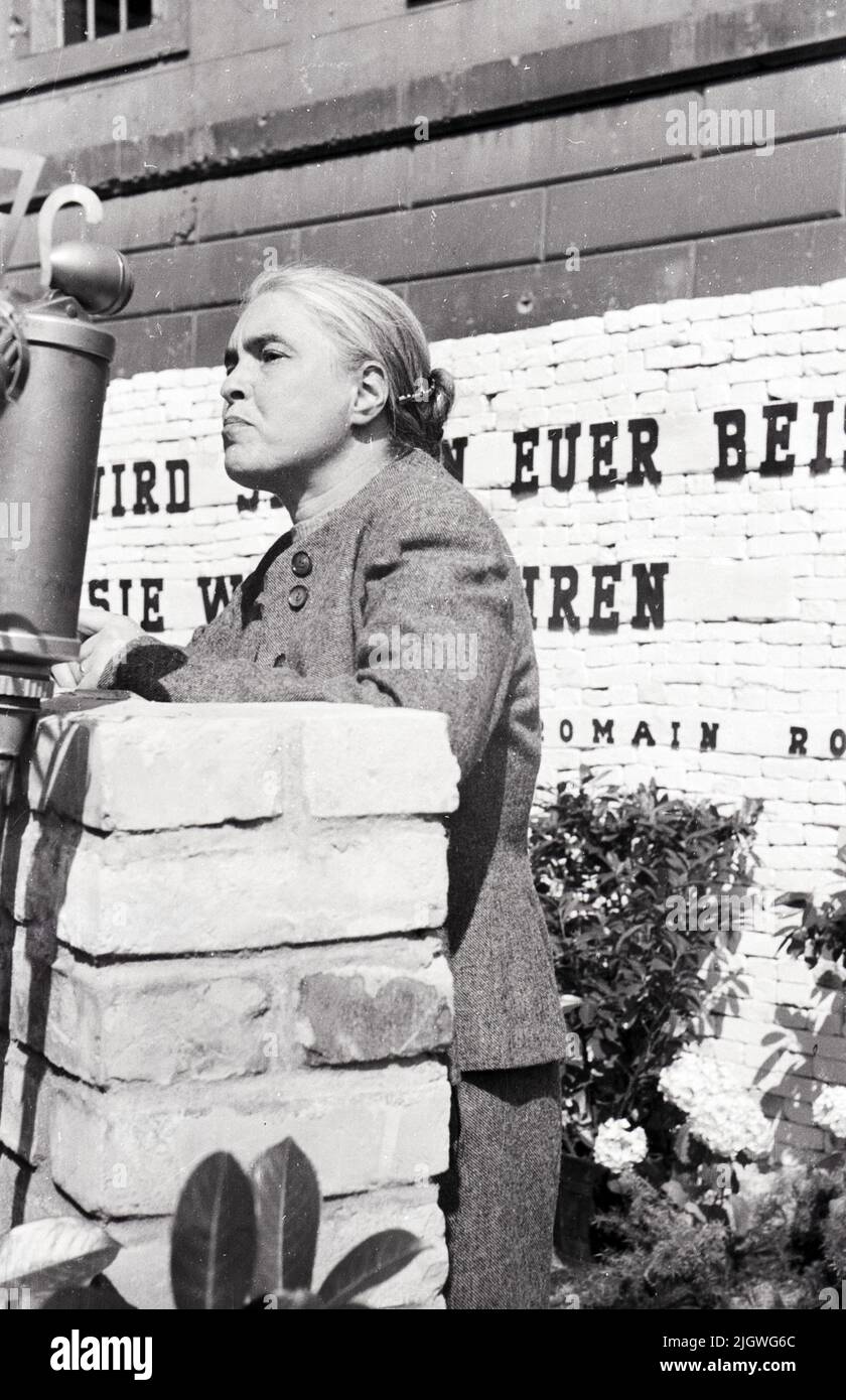 Schriftstellerin Anna Seghers sricht auf einer Kundgebung zum Tag des freien Buches vor der Humboldt-Universität a Berlino, Germania 1947. Foto Stock