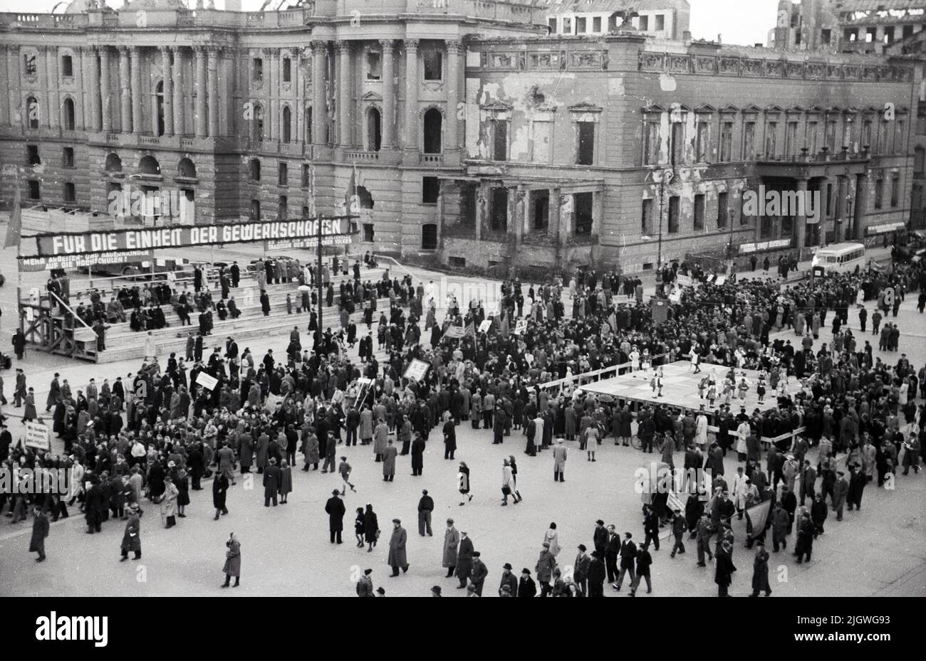 Maifeier Berlin 1947 - Menschenmassen bei der Feier zum 1. Mai vor der Alten Bibliothek am Bebelplatz a Berlino, Germania 1947. Foto Stock