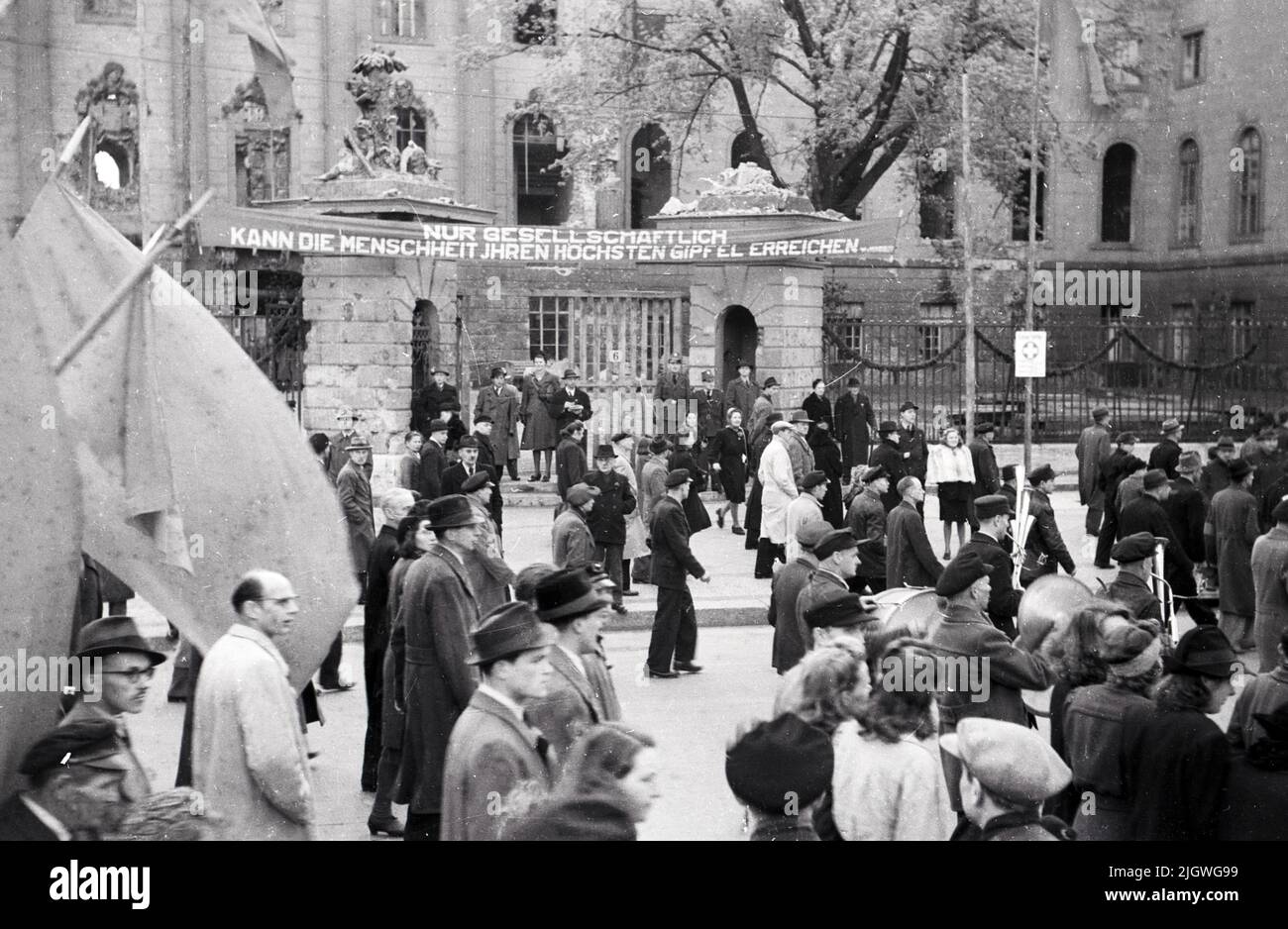 Maifeier Berlin 1947 - Demonstrationszug bei der Feier zum 1. Mai vor der Alten Bibliothek am Bebelplatz in Berlin, Deutschland 1947 - Banner: NUR GESELLSCHAFTLICH KANN DIE MENSCHHEIT IHREN HÖCHSTEN GIPFEL ERREICHEN Foto Stock