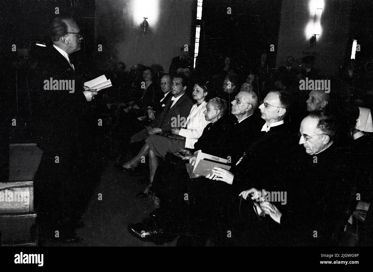 Alfons Braun liest Gedichte des Jubilars bei der Feierstunde des Amtsjubiläums von Oberpfarrer Walter Richter-Reichhelm a Charlottenburg, Berlino, Germania 1947. Foto Stock