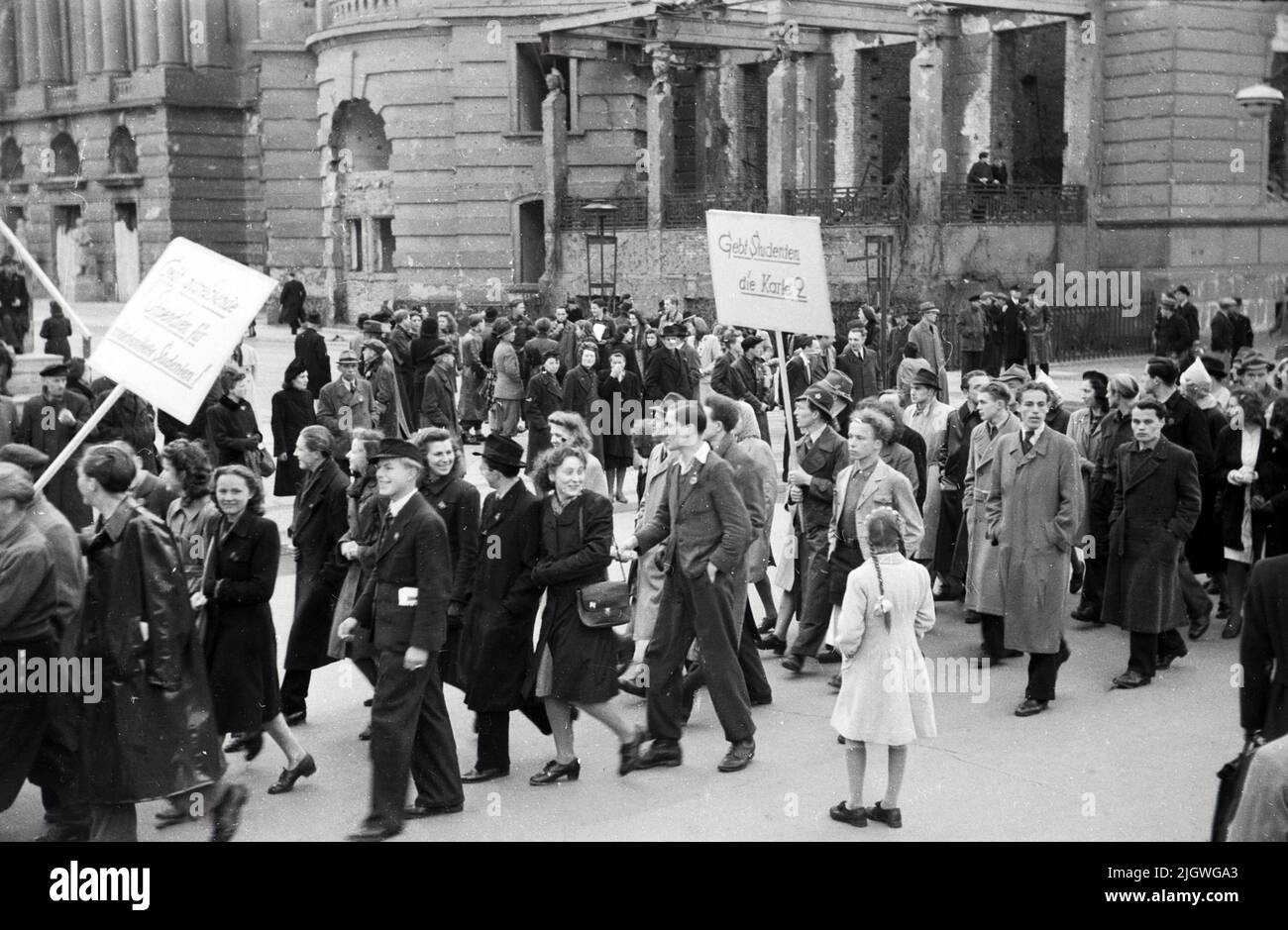 Maifeier Berlin 1947 - Demonstrationszug bei der Feier zum 1. Mai vor der Alten Bibliothek am Bebelplatz a Berlino, Germania 1947. Foto Stock