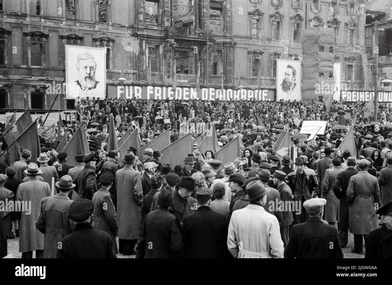 Maifeier Berlin 1947 - Menschenmassen bei der Feier zum 1. Mai vor der Alten Bibliothek am Bebelplatz a Berlino, Germania 1947 - trasparente: für Frieden. Demographie und Freiheit Foto Stock