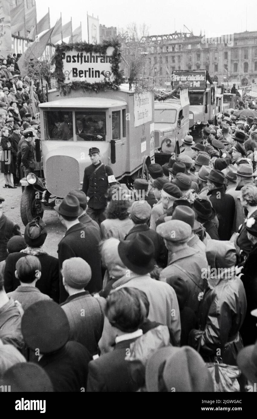 Maifeier Berlin 1947 - Menschenmassen sehen die Arbeiter der Deutschen Post bei der Feier zum 1. Mai vor der Alten Bibliothek am Bebelplatz a Berlino, Germania 1947. Foto Stock