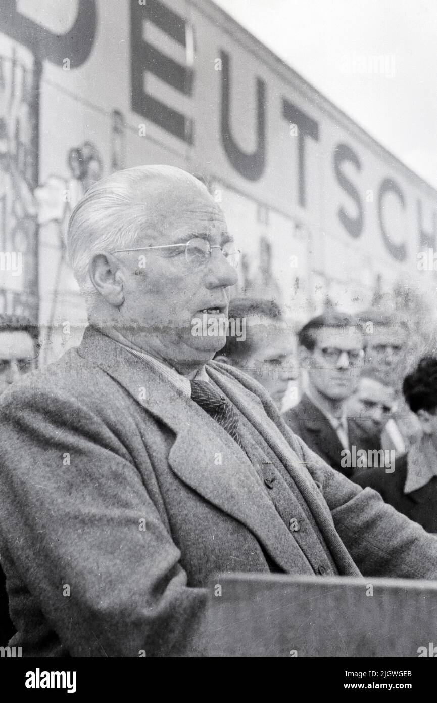 Wilhelm Pieck beim Pfingsttreffen und 2. Parlament der FDJ a Meissen, Deutschland 1947. Foto Stock