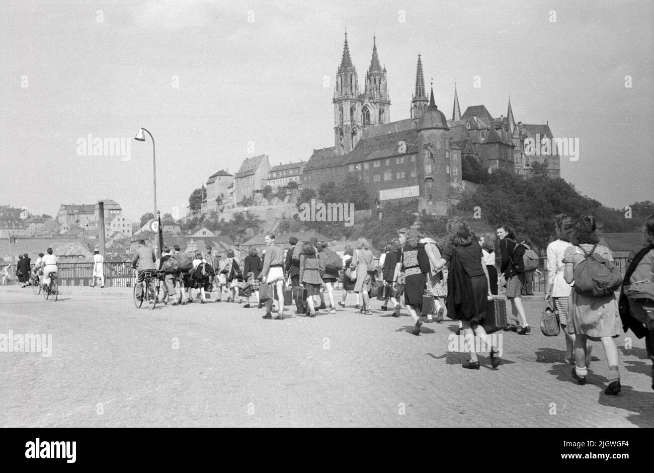 Begeisterte pilgern zum Pfingsttreffen und 2. Parlament der FDJ vor dem Dom a Meissen, Deutschland 1947. Foto Stock