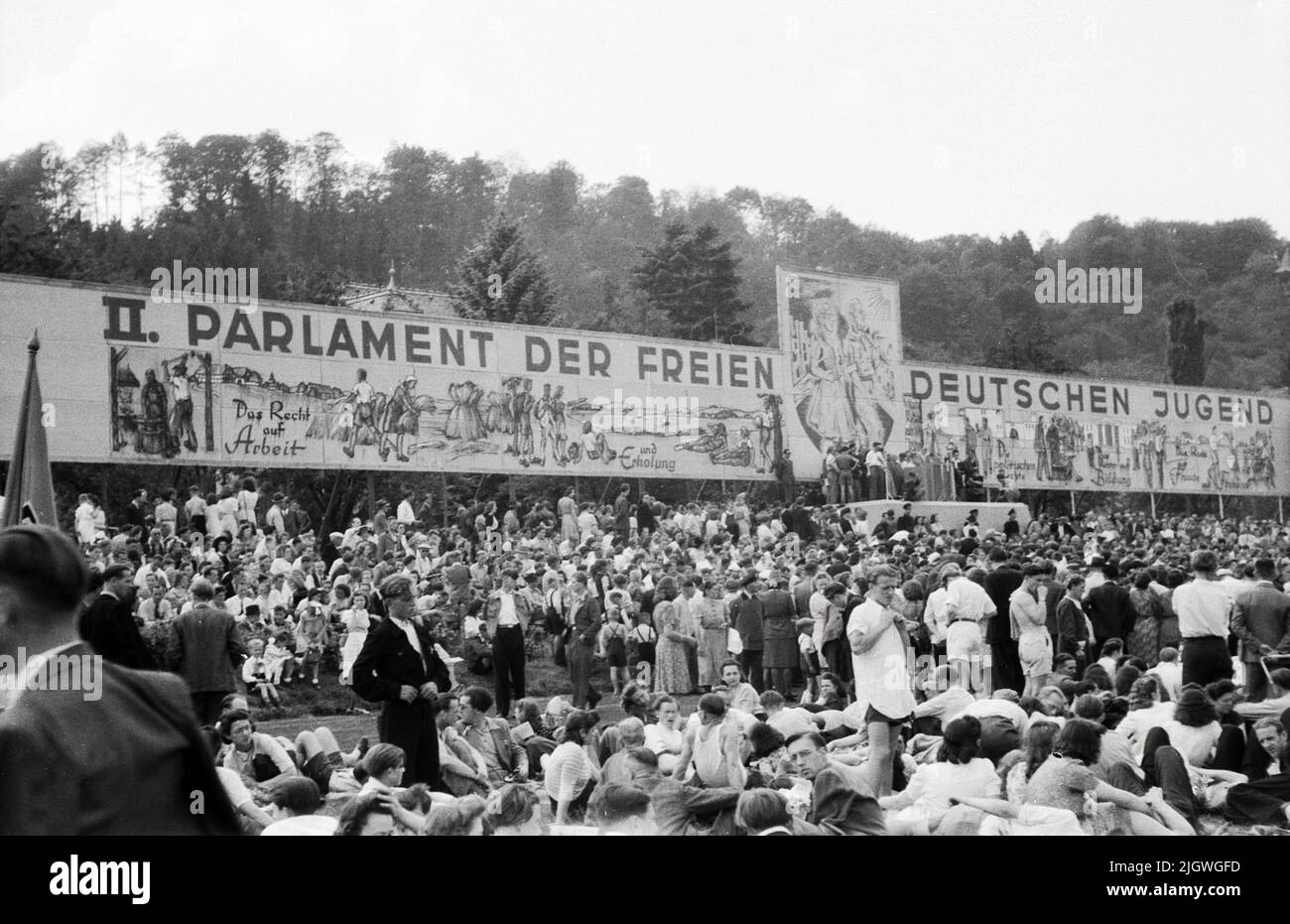 Menschenmenge beim Pfingsttreffen und 2. Parlament der FDJ a Meissen, Deutschland 1947. Foto Stock