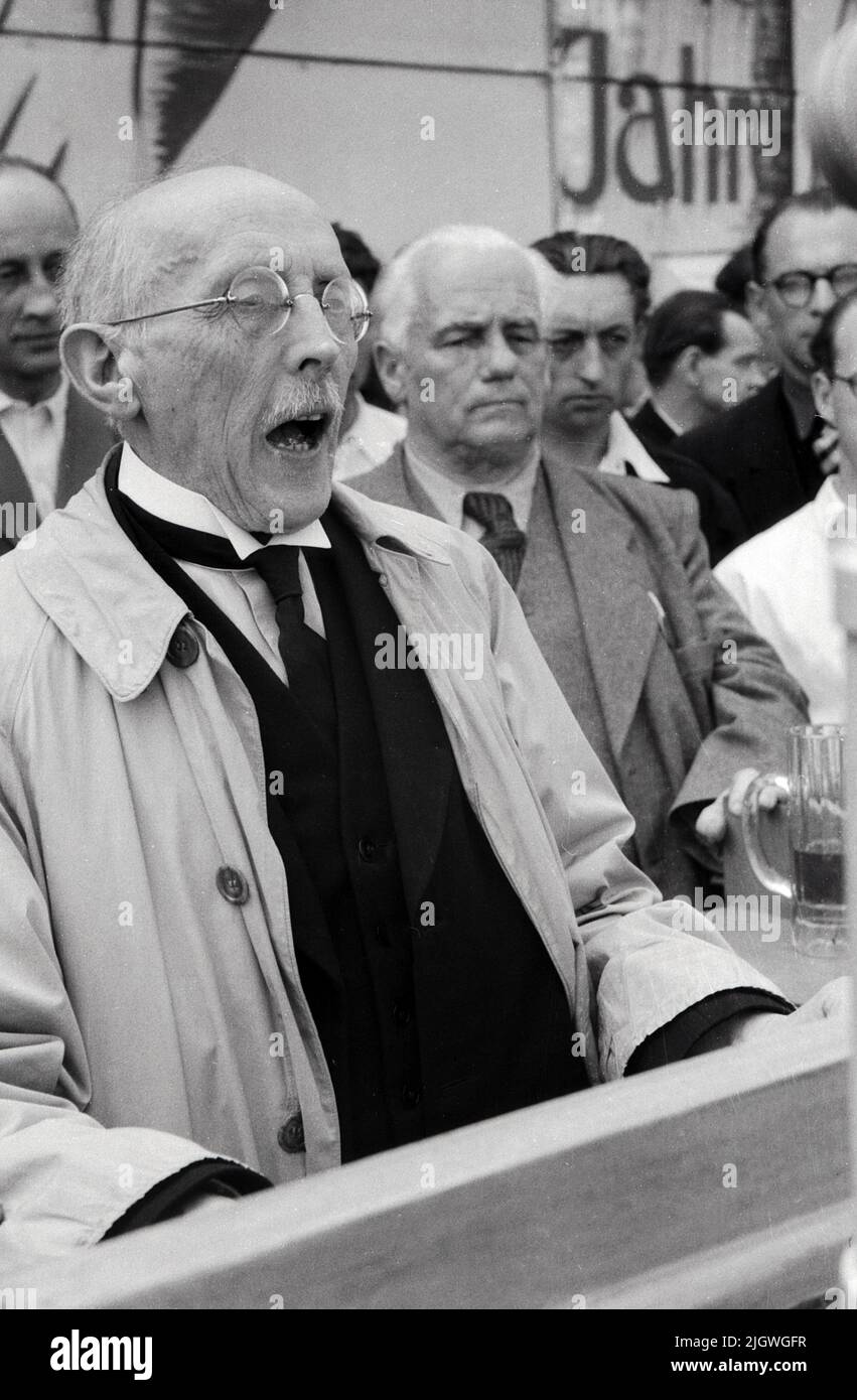 Redner beim Pfindsttreffen und 2. Parlament der FDJ a Meissen, Deutschland 1947. Foto Stock