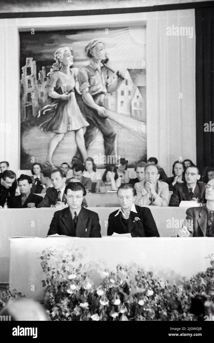 Jean Rotillon und Erbringung von Dienstleistungen im Pfingsttreffen und 2. Parlament der FDJ a Meissen, Deutschland 1947. Foto Stock