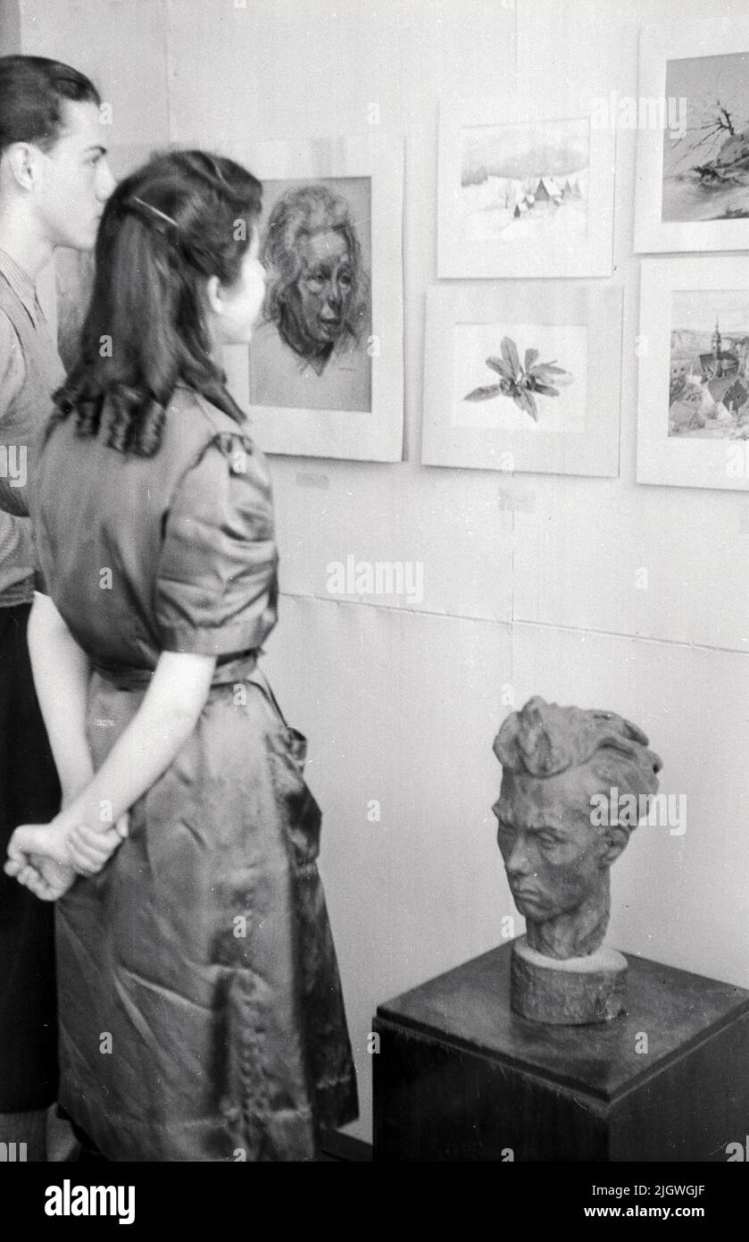 Besucher sichten ein Exponat in der Austellung 'an der Schwelle eines neuen Lebens' im Rahmen vom Pfingsttreffen und 2. Parlament der FDJ a Meissen, Deutschland 1947. Foto Stock