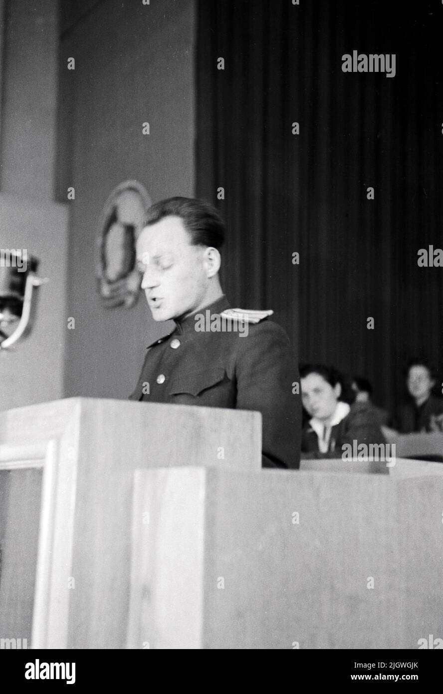 Major Telepetow aus der Sowjetunion bei einer Ansprache beim Pfingsttreffen und 2. Parlament der FDJ a Meissen, Deutschland 1947. Foto Stock