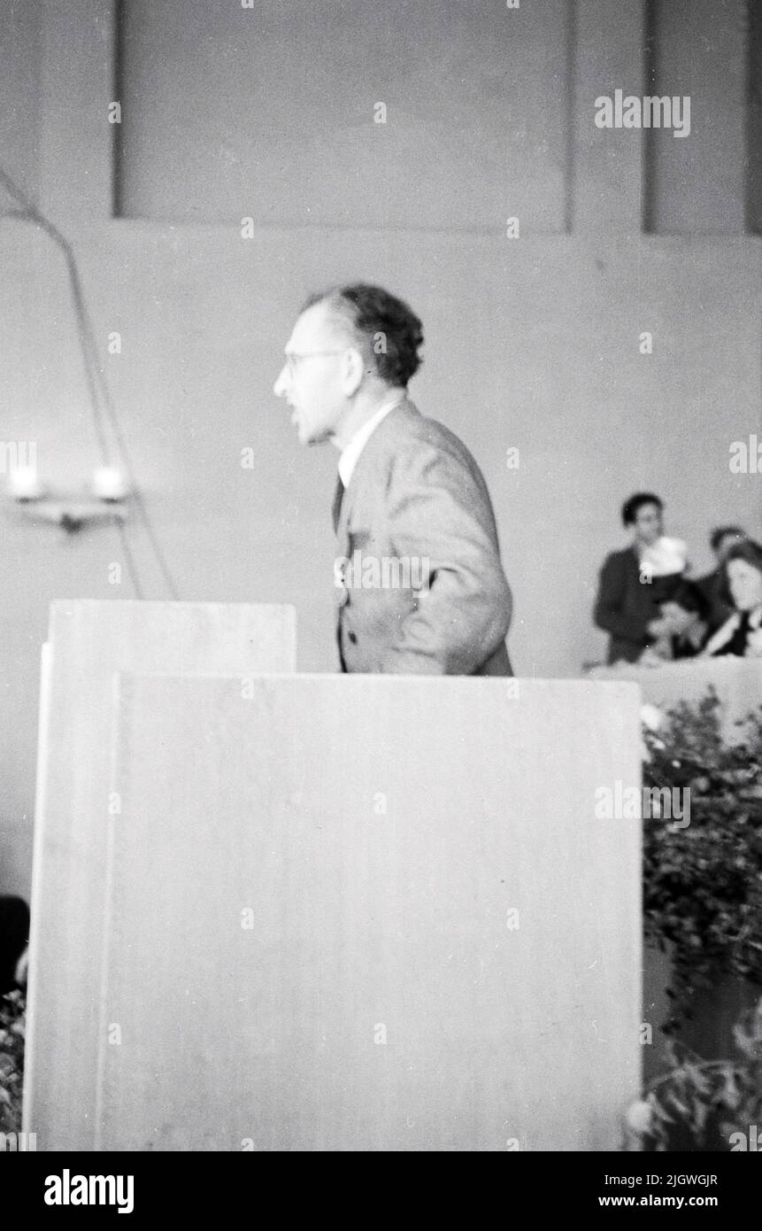 Redner beim Pfindsttreffen und 2. Parlament der FDJ a Meissen, Deutschland 1947. Foto Stock