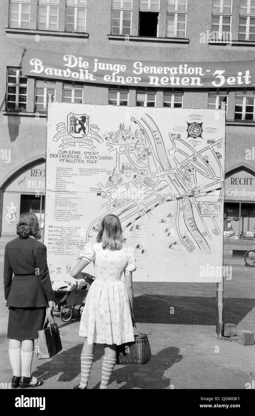 Übersichtsplan beim Pfingsttreffen und 2. Parlament der FDJ in Meissen, Deutschland 1947 - transparent: Die junge Generation - Bauvolk einer neuen Zeit! Foto Stock